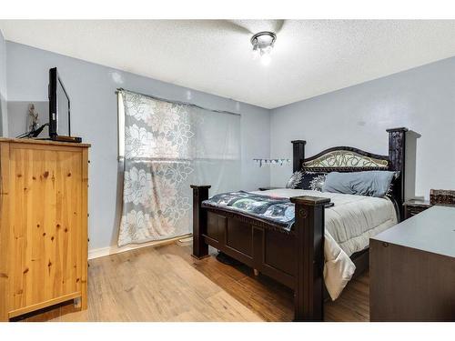 7611 35 Avenue Nw, Calgary, AB - Indoor Photo Showing Bedroom