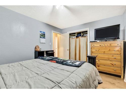 7611 35 Avenue Nw, Calgary, AB - Indoor Photo Showing Bedroom