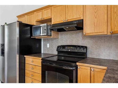 140 Bridlemeadows Common Sw, Calgary, AB - Indoor Photo Showing Kitchen