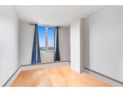 904-4944 Dalton Drive Nw, Calgary, AB - Indoor Photo Showing Other Room