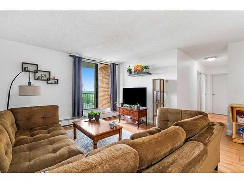 904-4944 Dalton Drive Nw, Calgary, AB - Indoor Photo Showing Living Room