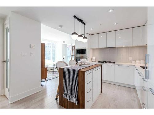 1702-901 10 Avenue Sw, Calgary, AB - Indoor Photo Showing Kitchen With Upgraded Kitchen