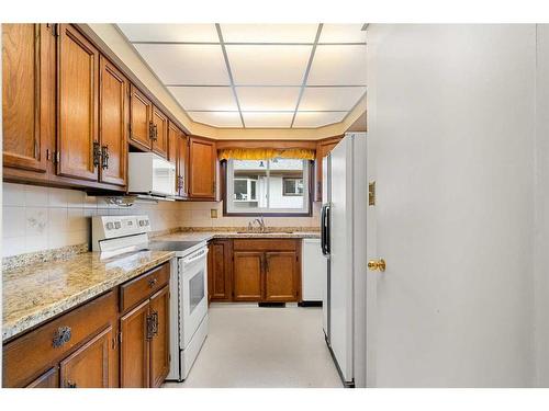 191 Fyffe Road Se, Calgary, AB - Indoor Photo Showing Kitchen