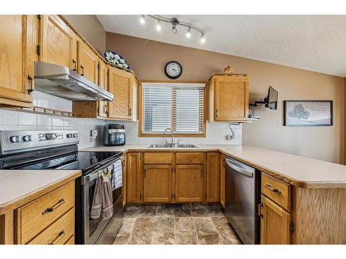 2851 Catalina Boulevard Ne, Calgary, AB - Indoor Photo Showing Kitchen With Double Sink