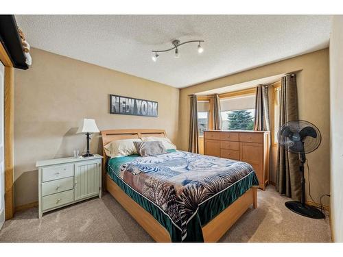 2851 Catalina Boulevard Ne, Calgary, AB - Indoor Photo Showing Bedroom