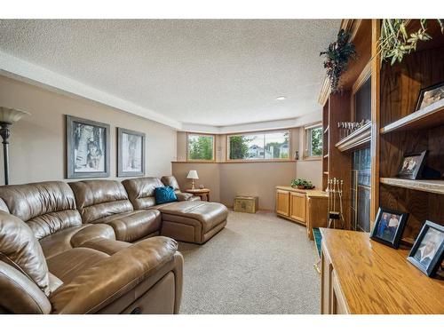 2851 Catalina Boulevard Ne, Calgary, AB - Indoor Photo Showing Living Room