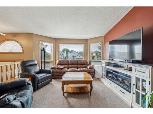 2851 Catalina Boulevard Ne, Calgary, AB - Indoor Photo Showing Living Room