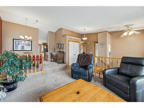 2851 Catalina Boulevard Ne, Calgary, AB - Indoor Photo Showing Living Room