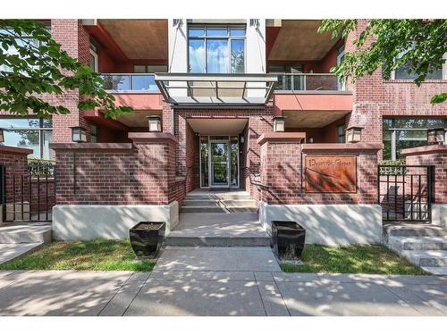 437-910 Centre Avenue Ne, Calgary, AB - Outdoor With Balcony