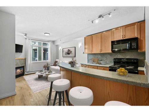 437-910 Centre Avenue Ne, Calgary, AB - Indoor Photo Showing Kitchen With Fireplace