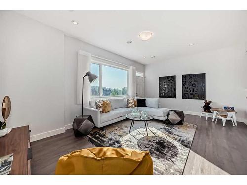 22 Timberline Place Sw, Calgary, AB - Indoor Photo Showing Living Room