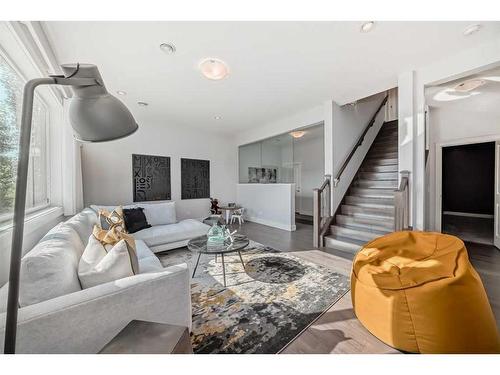 22 Timberline Place Sw, Calgary, AB - Indoor Photo Showing Living Room