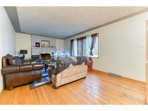 916 17A Street Ne, Calgary, AB - Indoor Photo Showing Living Room With Fireplace