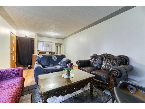 916 17A Street Ne, Calgary, AB - Indoor Photo Showing Living Room