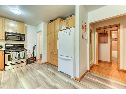 916 17A Street Ne, Calgary, AB - Indoor Photo Showing Kitchen