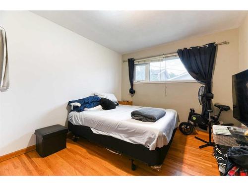 916 17A Street Ne, Calgary, AB - Indoor Photo Showing Bedroom