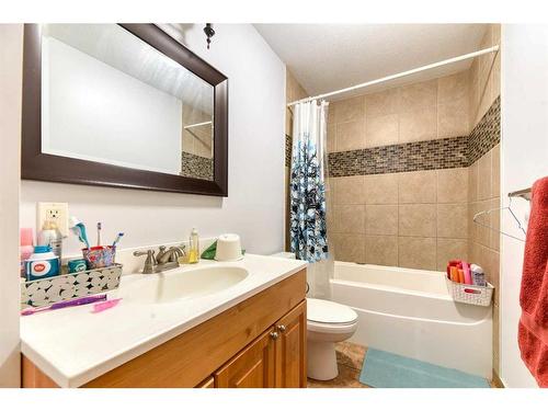 916 17A Street Ne, Calgary, AB - Indoor Photo Showing Bathroom