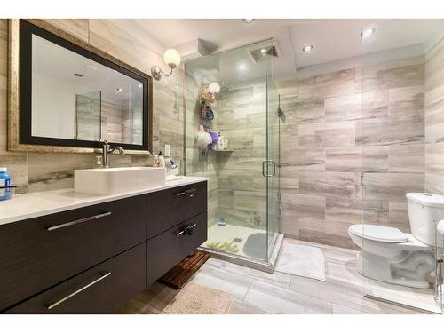 916 17A Street Ne, Calgary, AB - Indoor Photo Showing Bathroom