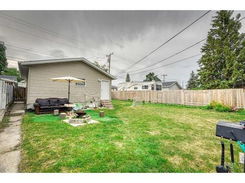 916 17A Street Ne, Calgary, AB - Outdoor