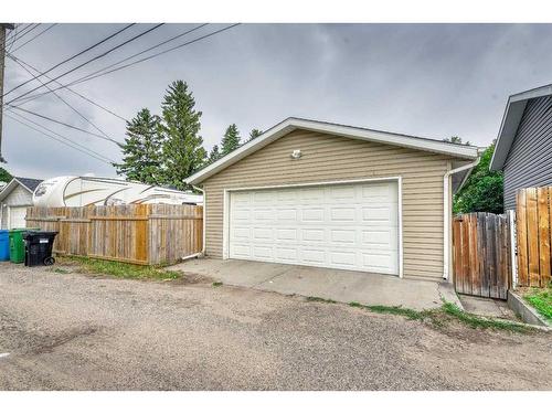 916 17A Street Ne, Calgary, AB - Outdoor With Exterior