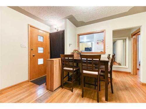 916 17A Street Ne, Calgary, AB - Indoor Photo Showing Dining Room