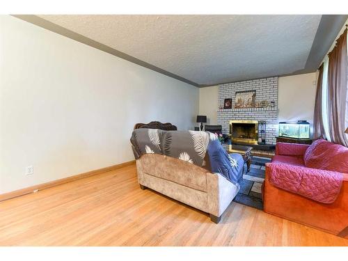 916 17A Street Ne, Calgary, AB - Indoor Photo Showing Living Room With Fireplace