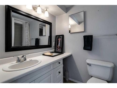 2213, 2215 23 Street Sw, Calgary, AB - Indoor Photo Showing Bathroom