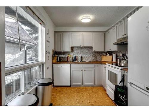 2213, 2215 23 Street Sw, Calgary, AB - Indoor Photo Showing Kitchen