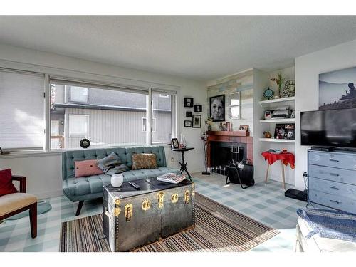 2213, 2215 23 Street Sw, Calgary, AB - Indoor Photo Showing Living Room