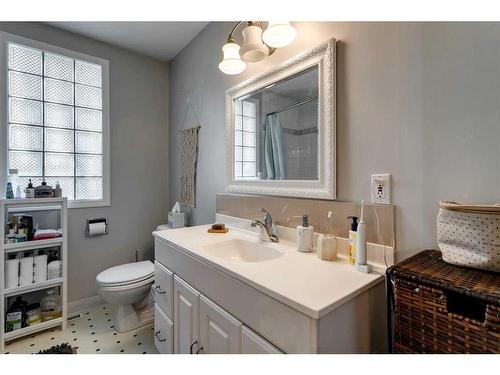 2213, 2215 23 Street Sw, Calgary, AB - Indoor Photo Showing Bathroom