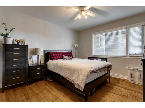 2213, 2215 23 Street Sw, Calgary, AB - Indoor Photo Showing Bedroom