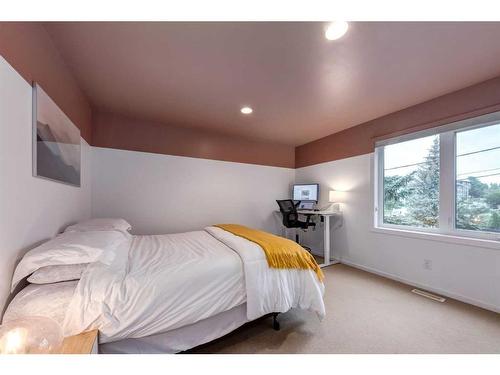 1708 26 Avenue Sw, Calgary, AB - Indoor Photo Showing Bedroom