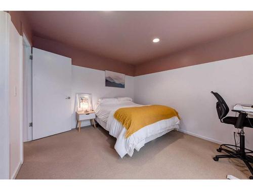 1708 26 Avenue Sw, Calgary, AB - Indoor Photo Showing Bedroom