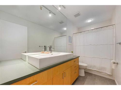 1708 26 Avenue Sw, Calgary, AB - Indoor Photo Showing Bathroom