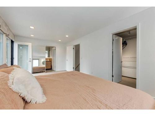 1708 26 Avenue Sw, Calgary, AB - Indoor Photo Showing Bedroom