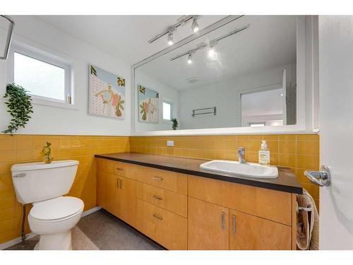 1708 26 Avenue Sw, Calgary, AB - Indoor Photo Showing Bathroom