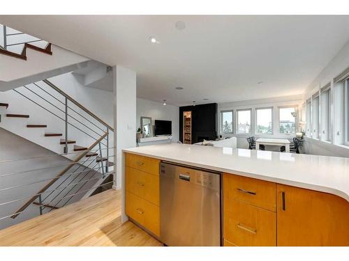 1708 26 Avenue Sw, Calgary, AB - Indoor Photo Showing Kitchen