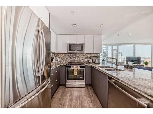 1002-510 6 Avenue Se, Calgary, AB - Indoor Photo Showing Kitchen With Double Sink With Upgraded Kitchen