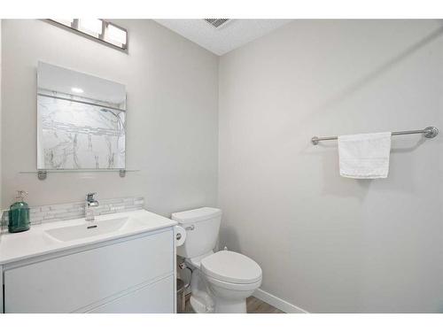 6 Magnolia Manor Se, Calgary, AB - Indoor Photo Showing Bathroom