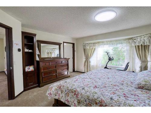 132 Douglas Woods Drive Se, Calgary, AB - Indoor Photo Showing Bedroom