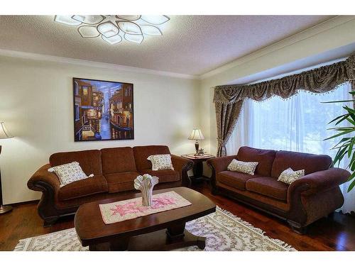 132 Douglas Woods Drive Se, Calgary, AB - Indoor Photo Showing Living Room