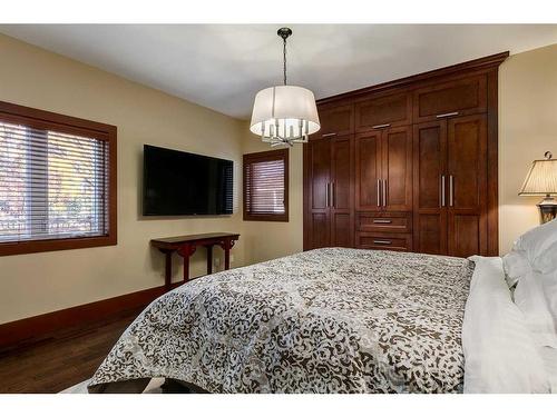 1661 St Andrews Place Nw, Calgary, AB - Indoor Photo Showing Bedroom