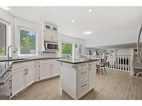 9 Strathdale Close Sw, Calgary, AB - Indoor Photo Showing Kitchen