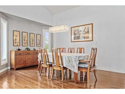 9 Strathdale Close Sw, Calgary, AB - Indoor Photo Showing Dining Room