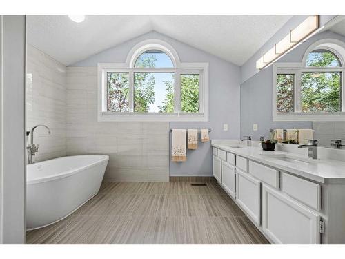 9 Strathdale Close Sw, Calgary, AB - Indoor Photo Showing Bathroom