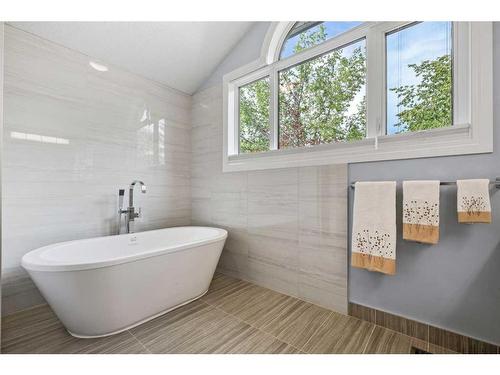 9 Strathdale Close Sw, Calgary, AB - Indoor Photo Showing Bathroom