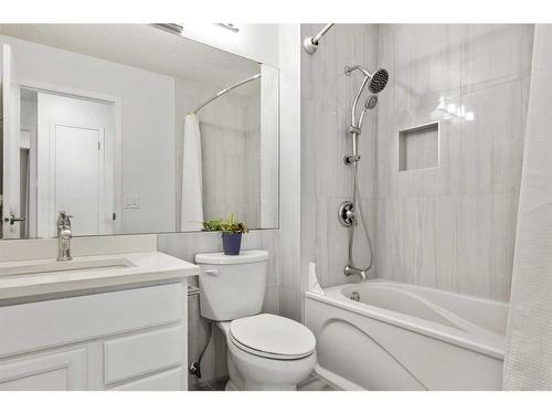 9 Strathdale Close Sw, Calgary, AB - Indoor Photo Showing Bathroom