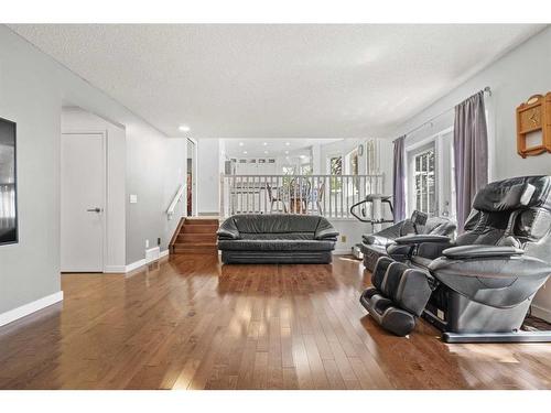 9 Strathdale Close Sw, Calgary, AB - Indoor Photo Showing Living Room