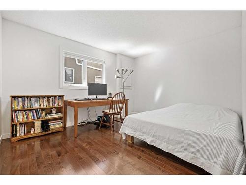 9 Strathdale Close Sw, Calgary, AB - Indoor Photo Showing Bedroom