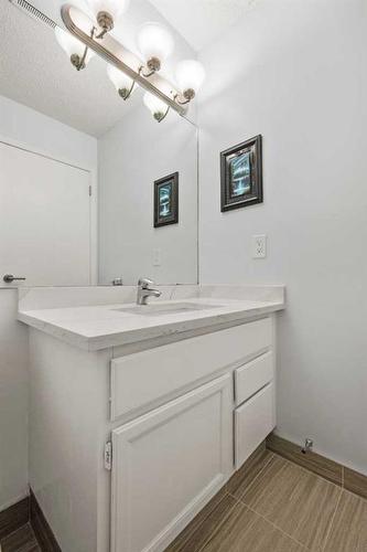 9 Strathdale Close Sw, Calgary, AB - Indoor Photo Showing Bathroom